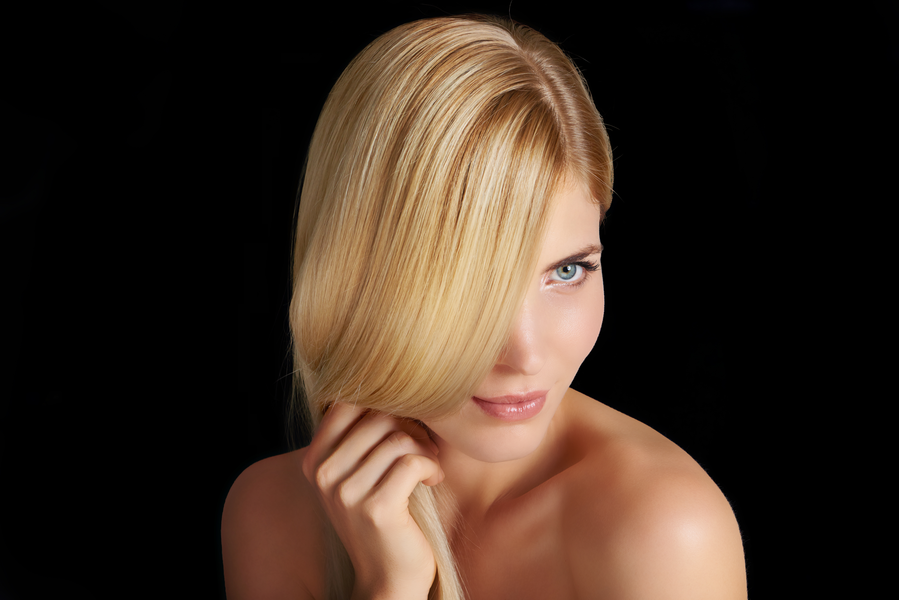 Woman with healthy, hydrated blonde hair after using a deep conditioning mask